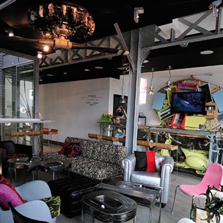 Hôtel design original créé de a à z par le designer carlos pujol ... Bar Accueil désign